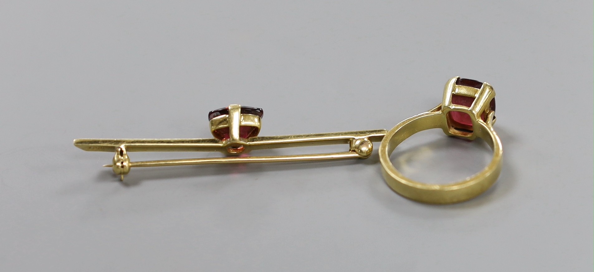 An 18ct and single stone tourmaline set ring, size P and an 18ct and tourmaline set tie pin, gross weight 11.4 grams.